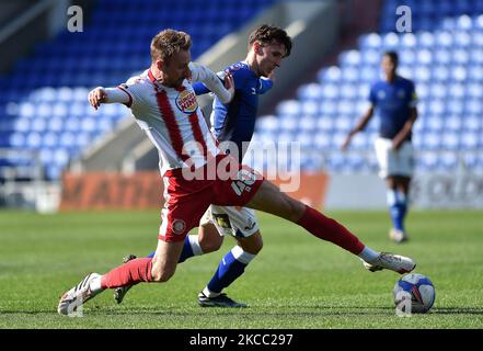 Callum Whelan, de Oldham Athletic, s'en va avec Chris Lines of Stevenage lors du match de Sky Bet League 2 entre Oldham Athletic et Stevenage à Boundary Park, Oldham, le vendredi 2nd avril 2021. (Photo d'Eddie Garvey/MI News/NurPhoto) Banque D'Images