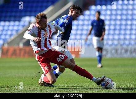 Callum Whelan, de Oldham Athletic, s'en va avec Chris Lines of Stevenage lors du match de Sky Bet League 2 entre Oldham Athletic et Stevenage à Boundary Park, Oldham, le vendredi 2nd avril 2021. (Photo d'Eddie Garvey/MI News/NurPhoto) Banque D'Images