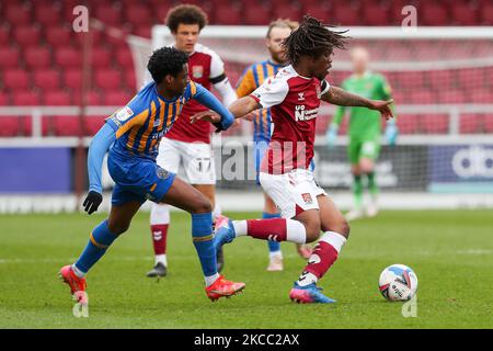 Peter Kioso de Northampton Town est défié par Nathanael Ogbeta de Shrewsbury Town lors de la première moitié du match de la Sky Bet League One entre Northampton Town et Shrewsbury Town au PTS Academy Stadium, Northampton, le vendredi 2nd avril 2021. (Photo de John Cripps/MI News/NurPhoto) Banque D'Images