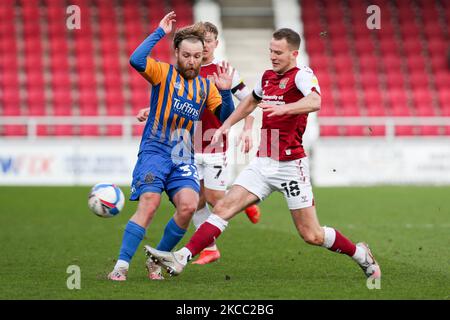 Le Harry Chapman de Shrewsbury Town est affronté par Bryn Morris de Northampton Town lors de la deuxième moitié de la Sky Bet League One match entre Northampton Town et Shrewsbury Town au PTS Academy Stadium, Northampton, le vendredi 2nd avril 2021. (Photo de John Cripps/MI News/NurPhoto) Banque D'Images