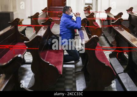 Un homme prie à l'intérieur de l'Église de la Sainte-Croix le samedi Saint pendant la pandémie du coronavirus à Cracovie, en Pologne, sur 3 avril 2021. (Photo de Beata Zawrzel/NurPhoto) Banque D'Images