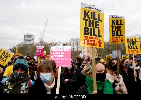 Les activistes manifestent contre les nouveaux pouvoirs de police proposés dans le projet de loi sur la police, le crime, la peine et les tribunaux du gouvernement lors d'une manifestation « tuer le projet de loi » à Hyde Park à Londres, en Angleterre, sur 3 avril 2021. Le projet de loi, qui est actuellement à l'étape du comité de son adoption à la Chambre des communes, permettrait à la police d'imposer davantage de conditions aux manifestations statiques en Angleterre et au pays de Galles, y compris des heures de début et de fin fixes et des limites de bruit. En outre, cela fait qu'il s'agit d'une infraction de «causer intentionnellement ou imprudemment des nuisances publiques». (Photo de David Cliff/NurPhoto) Banque D'Images