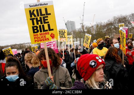 Les activistes manifestent contre les nouveaux pouvoirs de police proposés dans le projet de loi sur la police, le crime, la peine et les tribunaux du gouvernement lors d'une manifestation « tuer le projet de loi » à Hyde Park à Londres, en Angleterre, sur 3 avril 2021. Le projet de loi, qui est actuellement à l'étape du comité de son adoption à la Chambre des communes, permettrait à la police d'imposer davantage de conditions aux manifestations statiques en Angleterre et au pays de Galles, y compris des heures de début et de fin fixes et des limites de bruit. En outre, cela fait qu'il s'agit d'une infraction de «causer intentionnellement ou imprudemment des nuisances publiques». (Photo de David Cliff/NurPhoto) Banque D'Images