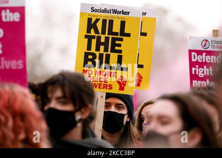 Les activistes manifestent contre les nouveaux pouvoirs de police proposés dans le projet de loi sur la police, le crime, la peine et les tribunaux du gouvernement lors d'une manifestation « tuer le projet de loi » à Hyde Park à Londres, en Angleterre, sur 3 avril 2021. Le projet de loi, qui est actuellement à l'étape du comité de son adoption à la Chambre des communes, permettrait à la police d'imposer davantage de conditions aux manifestations statiques en Angleterre et au pays de Galles, y compris des heures de début et de fin fixes et des limites de bruit. En outre, cela fait qu'il s'agit d'une infraction de «causer intentionnellement ou imprudemment des nuisances publiques». (Photo de David Cliff/NurPhoto) Banque D'Images