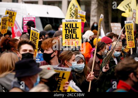 Les activistes manifestent contre les nouveaux pouvoirs de police proposés dans le projet de loi sur la police, le crime, la peine et les tribunaux du gouvernement lors d'une manifestation « tuer le projet de loi » qui se fait le long de Park Lane à Londres, en Angleterre, sur 3 avril 2021. Le projet de loi, qui est actuellement à l'étape du comité de son adoption à la Chambre des communes, permettrait à la police d'imposer davantage de conditions aux manifestations statiques en Angleterre et au pays de Galles, y compris des heures de début et de fin fixes et des limites de bruit. En outre, cela fait qu'il s'agit d'une infraction de «causer intentionnellement ou imprudemment des nuisances publiques». (Photo de David Cliff/NurPhoto) Banque D'Images