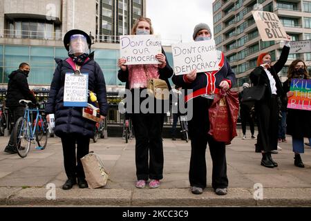 Les activistes manifestent contre les nouveaux pouvoirs de police proposés dans le projet de loi du gouvernement sur la police, la criminalité, la peine et les tribunaux lors d'une manifestation « tuer le projet de loi » sur Park Lane à Londres, en Angleterre, sur 3 avril 2021. Le projet de loi, qui est actuellement à l'étape du comité de son adoption à la Chambre des communes, permettrait à la police d'imposer davantage de conditions aux manifestations statiques en Angleterre et au pays de Galles, y compris des heures de début et de fin fixes et des limites de bruit. En outre, cela fait qu'il s'agit d'une infraction de «causer intentionnellement ou imprudemment des nuisances publiques». (Photo de David Cliff/NurPhoto) Banque D'Images