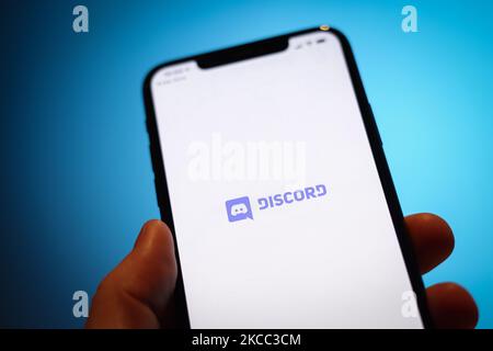 L'application discorde est vue sur un iPhone dans cette photo d'illustration à Varsovie, Pologne sur 3 avril 2021. La discorde de la plate-forme de communication et de messagerie serait en pourparlers avec Microsoft pour vendre sa plate-forme. Selon GamesBeat, le site Internet de la technologie de jeu, la vente pourrait se traduire par une prise de contrôle de 10 milliards de dollars. Avec plus de 9 millions d'utilisateurs quotidiens, la discorde est plus facile que le ralentissement de l'application de messagerie sur le lieu de travail, ce qui a attiré un peu plus de 2 millions d'utilisateurs quotidiens dès le début. Microsoft pourrait probablement intégrer la discorde à sa plate-forme de jeu Xbox car l'application est devenue populaire au départ auprès des joueurs. (Photo de Jaap Arriens/nu Banque D'Images