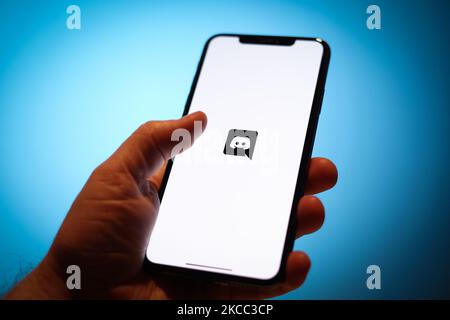 L'application discorde est vue sur un iPhone dans cette photo d'illustration à Varsovie, Pologne sur 3 avril 2021. La discorde de la plate-forme de communication et de messagerie serait en pourparlers avec Microsoft pour vendre sa plate-forme. Selon GamesBeat, le site Internet de la technologie de jeu, la vente pourrait se traduire par une prise de contrôle de 10 milliards de dollars. Avec plus de 9 millions d'utilisateurs quotidiens, la discorde est plus facile que le ralentissement de l'application de messagerie sur le lieu de travail, ce qui a attiré un peu plus de 2 millions d'utilisateurs quotidiens dès le début. Microsoft pourrait probablement intégrer la discorde à sa plate-forme de jeu Xbox car l'application est devenue populaire au départ auprès des joueurs. (Photo de Jaap Arriens/nu Banque D'Images