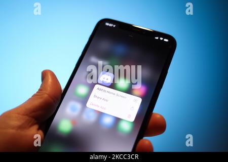 L'application discorde est vue sur un iPhone dans cette photo d'illustration à Varsovie, Pologne sur 3 avril 2021. La discorde de la plate-forme de communication et de messagerie serait en pourparlers avec Microsoft pour vendre sa plate-forme. Selon GamesBeat, le site Internet de la technologie de jeu, la vente pourrait se traduire par une prise de contrôle de 10 milliards de dollars. Avec plus de 9 millions d'utilisateurs quotidiens, la discorde est plus facile que le ralentissement de l'application de messagerie sur le lieu de travail, ce qui a attiré un peu plus de 2 millions d'utilisateurs quotidiens dès le début. Microsoft pourrait probablement intégrer la discorde à sa plate-forme de jeu Xbox car l'application est devenue populaire au départ auprès des joueurs. (Photo de Jaap Arriens/nu Banque D'Images