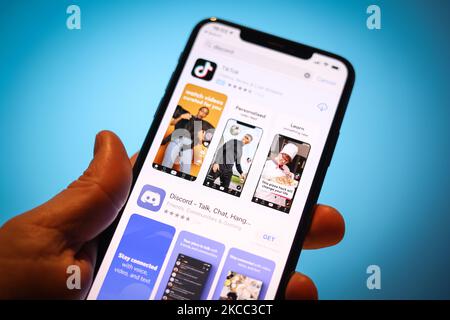 L'application Discord Communications est visible dans l'App Store d'Apple avec l'application TikTok dans cette illustration photo à Varsovie, Pologne sur 3 avril 2021. La discorde de la plate-forme de communication et de messagerie serait en pourparlers avec Microsoft pour vendre sa plate-forme. Selon GamesBeat, le site Internet de la technologie de jeu, la vente pourrait se traduire par une prise de contrôle de 10 milliards de dollars. Avec plus de 9 millions d'utilisateurs quotidiens, la discorde est plus facile que le ralentissement de l'application de messagerie sur le lieu de travail, ce qui a attiré un peu plus de 2 millions d'utilisateurs quotidiens dès le début. Microsoft pourrait éventuellement intégrer Discord avec sa plate-forme de jeu Xbox comme l'application d'abord être Banque D'Images