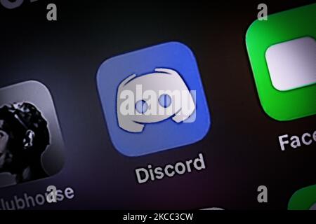 L'application discorde est vue sur un iPhone dans cette photo d'illustration à Varsovie, Pologne sur 3 avril 2021. La discorde de la plate-forme de communication et de messagerie serait en pourparlers avec Microsoft pour vendre sa plate-forme. Selon GamesBeat, le site Internet de la technologie de jeu, la vente pourrait se traduire par une prise de contrôle de 10 milliards de dollars. Avec plus de 9 millions d'utilisateurs quotidiens, la discorde est plus facile que le ralentissement de l'application de messagerie sur le lieu de travail, ce qui a attiré un peu plus de 2 millions d'utilisateurs quotidiens dès le début. Microsoft pourrait probablement intégrer la discorde à sa plate-forme de jeu Xbox car l'application est devenue populaire au départ auprès des joueurs. (Photo de Jaap Arriens/nu Banque D'Images