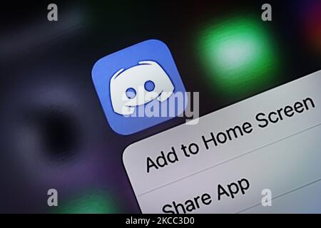 L'application discorde est vue sur un iPhone dans cette photo d'illustration à Varsovie, Pologne sur 3 avril 2021. La discorde de la plate-forme de communication et de messagerie serait en pourparlers avec Microsoft pour vendre sa plate-forme. Selon GamesBeat, le site Internet de la technologie de jeu, la vente pourrait se traduire par une prise de contrôle de 10 milliards de dollars. Avec plus de 9 millions d'utilisateurs quotidiens, la discorde est plus facile que le ralentissement de l'application de messagerie sur le lieu de travail, ce qui a attiré un peu plus de 2 millions d'utilisateurs quotidiens dès le début. Microsoft pourrait probablement intégrer la discorde à sa plate-forme de jeu Xbox car l'application est devenue populaire au départ auprès des joueurs. (Photo de Jaap Arriens/nu Banque D'Images