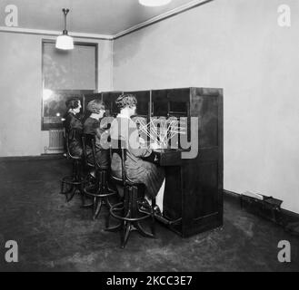 Des opérateurs téléphoniques féminins assis aux tableaux de commutation à la Bourse de New York, 1928. Banque D'Images