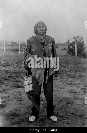 Portrait debout du chef Red Cloud, vers 1898. Banque D'Images