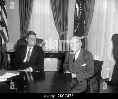 Le président John F. Kennedy et Harry S. Truman dans le bureau ovale de la Maison Blanche. Banque D'Images