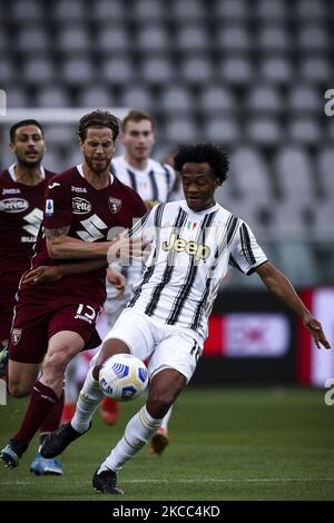 Le défenseur de Juventus Juan Cuadrado (16) lutte pour le bal contre le défenseur de Turin Cristian Ansaldi (15) pendant le match de football de la Serie A n.29 TURIN - JUVENTUS sur 03 avril 2021 au Stadio Olimpico Grande Turin à Turin, Piémont, Italie. Résultat final: Torino-Juventus 2-2. (Photo de Matteo Bottanelli/NurPhoto) Banque D'Images