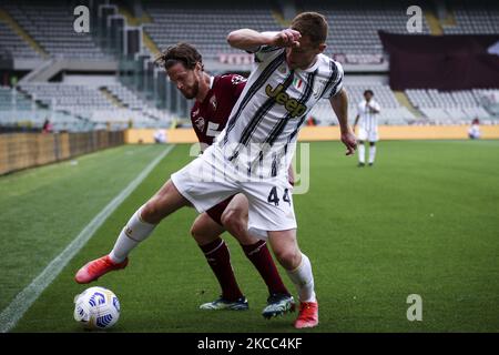 Le milieu de terrain de Juventus Dejan Kulusevski (44) lutte pour le bal contre le défenseur de Turin Cristian Ansaldi (15) lors de la série Un match de football n.29 TURIN - JUVENTUS sur 03 avril 2021 au Stadio Olimpico Grande Turin à Turin, Piémont, Italie. Résultat final: Torino-Juventus 2-2. (Photo de Matteo Bottanelli/NurPhoto) Banque D'Images