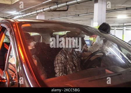 Un homme de plus de 65 ans qui a été convoqué par le système de santé publique reçoit son vaccin dans sa voiture dans le parking de l'hôpital universitaire central des Asturies (HUCA). Sur 3 avril 2021, à Oviedo, Asturies, Espagne. (Photo d'Alvaro Fuente/NurPhoto) Banque D'Images