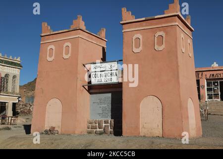 Col du Tichka (signifiant « Col de Pasture ») dans les montagnes du Haut Atlas au Maroc, en Afrique, à une altitude de 2,260m au-dessus du niveau de la mer. Le Col du Tichka est le plus haut col de montagne d'Afrique du Nord. Il y a une grande plaque qui donne du crédit et grâce aux militaires français qui ont développé la route à travers le col. (Photo de Creative Touch Imaging Ltd./NurPhoto) Banque D'Images