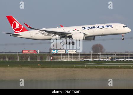 Un nouvel Airbus A350-900 de Turkish Airlines tel qu'il a été vu voler et atterrir à l'aéroport ECAM d'Amsterdam Schiphol. Le tout nouvel avion à large corps moderne et avancé a l'enregistrement TC-LGD, est alimenté par 2x moteurs RR et vole depuis mars 2021. L'avion qui arrive vient de l'aéroport d'Istanbul, le centre principal pour TOI. TK relie la capitale néerlandaise à diverses villes turques. Turc ou Türk Hava Yollar ? Est le porte-drapeau national de la Turquie et membre du groupe d'aviation Star Alliance. Le nombre de passagers de l'aviation mondiale a diminué en raison des restrictions de voyage, de la sécurité Banque D'Images