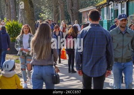 Les membres du public traversent le parc Endcliffe, Sheffield, le 4 avril 2021. (Photo de Giannis Alexopoulos/NurPhoto) Banque D'Images