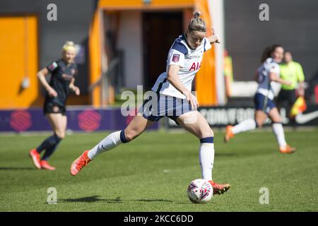 Alanna Kennedy (Tottenham) contrôle le ballon lors de la Super League féminine 2020-21 entre Tottenham Hotspur et Manchester City à la Hive. (Photo de Federico Guerra Moran/NurPhoto) Banque D'Images