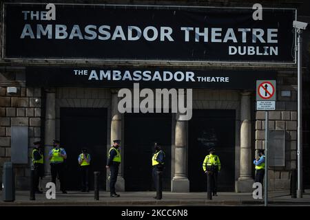 Des membres du Gardai Siochana vus à l'extérieur du théâtre Ambassador dans le centre-ville de Dublin. Garda a mis en place une importante opération de police ce week-end de Pâques pour s'attaquer aux manifestations anti-verrouillage dans les villes et les villes du pays. Dimanche, 4 avril 2021, à Dublin, Irlande. (Photo par Artur Widak/NurPhoto) Banque D'Images