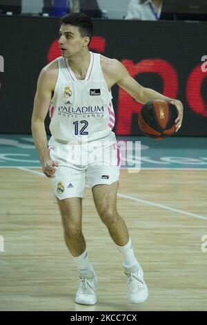 Carlos Alocn du Real Madrid en action pendant le match de l'ACB Endesa Basketball League entre Real Madrid et Aunsa GBC tenu au Centre Wizink de Madrid, Espagne, sur 4 avril 2021. (Photo par Oscar Gonzalez/NurPhoto) Banque D'Images