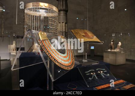 Bijoux anciens exposés au nouveau Musée national égyptien de la civilisation égyptienne (NMEC), dans le quartier de Fustat, dans le vieux Caire, lors de sa réouverture officielle un jour après la cérémonie de la parade d'or des pharaons à 4 avril 2021, au Caire, en Égypte. (Photo de Ziad Ahmed/NurPhoto) Banque D'Images