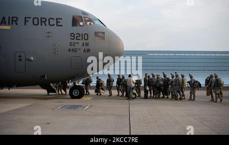 Les soldats chargent dans un C-17 Globemaster II Banque D'Images