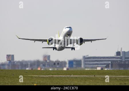 Avions Air Baltic Airbus A220-300 vus au décollage et au vol, au départ de l'aéroport d'Amsterdam Schiphol AMS EHAM dans le ciel bleu. L'Airbus A220 est l'ancien modèle Bombardier CS300. L'avion est équipé de l'enregistrement YL-AAS et est alimenté par des moteurs à jet 2x PW. Airbus a récemment annoncé l'option d'étendre la gamme du jet spécifique. AirBaltic BT BTI est le porte-drapeau de la Lettonie, appartenant au Gouvernement letton, avec un hub à l'aéroport de Riga et des bases à Tallinn et Vilnius. La compagnie aérienne vole une flotte entièrement Airbus A220 avec 25 commandes supplémentaires. Le trafic passagers de l'aviation mondiale Banque D'Images