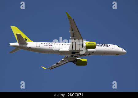 Avions Air Baltic Airbus A220-300 vus au décollage et au vol, au départ de l'aéroport d'Amsterdam Schiphol AMS EHAM dans le ciel bleu. L'Airbus A220 est l'ancien modèle Bombardier CS300. L'avion est équipé de l'enregistrement YL-AAS et est alimenté par des moteurs à jet 2x PW. Airbus a récemment annoncé l'option d'étendre la gamme du jet spécifique. AirBaltic BT BTI est le porte-drapeau de la Lettonie, appartenant au Gouvernement letton, avec un hub à l'aéroport de Riga et des bases à Tallinn et Vilnius. La compagnie aérienne vole une flotte entièrement Airbus A220 avec 25 commandes supplémentaires. Le trafic passagers de l'aviation mondiale Banque D'Images