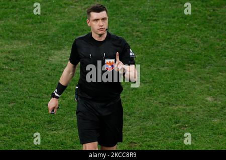 L'arbitre Pavel Shadykhanov fait des gestes lors du match de la première Ligue russe entre le FC Zenit Saint-Pétersbourg et le FC Khimki sur 5 avril 2021 à l'arène Gazprom à Saint-Pétersbourg, en Russie. (Photo de Mike Kireev/NurPhoto) Banque D'Images