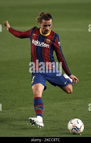 Antoine Griezmann de Barcelone tir au but pendant le match de la Liga Santander entre le FC Barcelone et le Real Valladolid CF au Camp Nou sur 5 avril 2021 à Barcelone, Espagne. Les stades sportifs dans toute l'Espagne restent soumis à des restrictions strictes en raison de la pandémie du coronavirus, car les lois de distanciation sociale du gouvernement interdisent aux fans à l'intérieur des lieux, ce qui entraîne le jeu derrière des portes fermées. (Photo de Jose Breton/Pics action/NurPhoto) Banque D'Images