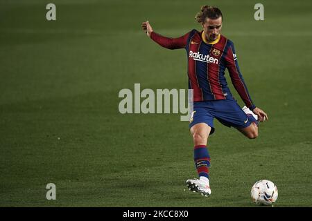 Antoine Griezmann de Barcelone tir au but pendant le match de la Liga Santander entre le FC Barcelone et le Real Valladolid CF au Camp Nou sur 5 avril 2021 à Barcelone, Espagne. Les stades sportifs dans toute l'Espagne restent soumis à des restrictions strictes en raison de la pandémie du coronavirus, car les lois de distanciation sociale du gouvernement interdisent aux fans à l'intérieur des lieux, ce qui entraîne le jeu derrière des portes fermées. (Photo de Jose Breton/Pics action/NurPhoto) Banque D'Images