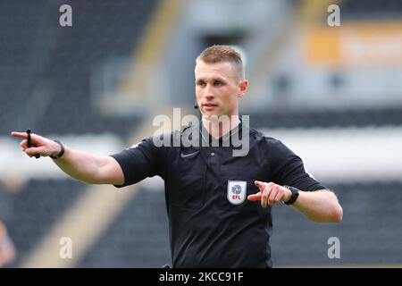 L'arbitre Thomas Brumell émet des instructions lors du match Sky Bet League 1 entre Hull City et Northampton Town au KC Stadium, Kingston upon Hull, Angleterre, le 5th avril 2021. (Photo par Michael Driver/MI News/NurPhoto) Banque D'Images