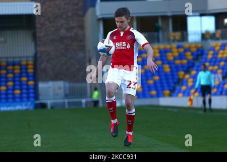 Sam Finley, de Fleetwood Town, contrôle le ballon lors du match Sky Bet League 1 entre AFC Wimbledon et Fleetwood Town à Plough Lane, Wimbledon, Londres, Royaume-Uni, le 5th avril 2021. (Photo de Federico Maranesi/MI News/NurPhoto) Banque D'Images