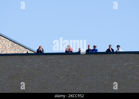 Les gens regarde le match de la Sky Bet League 1 entre AFC Wimbledon et Fleetwood Town à Plough Lane, Wimbledon, Londres, Royaume-Uni, le 5th avril 2021. (Photo de Federico Maranesi/MI News/NurPhoto) Banque D'Images