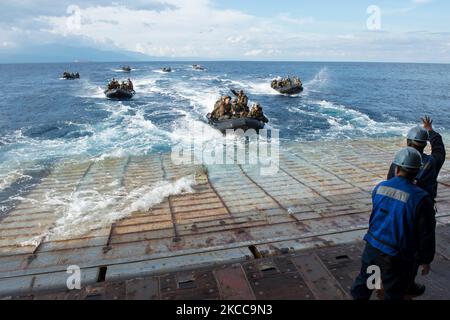 Les Marines se préparent à embarquer sur le pont de puits de l'USS Germantown. Banque D'Images