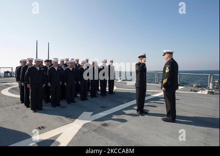Les marins effectuent une inspection de l'uniforme bleu à bord de l'USS Ross. Banque D'Images