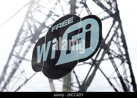 Le logo Wi-Fi gratuit est visible près de la plus haute structure en bois d'Europe, une ancienne tour de radio à Gliwice, en Pologne, sur 4 avril 2021. (Photo de Jakub Porzycki/NurPhoto) Banque D'Images