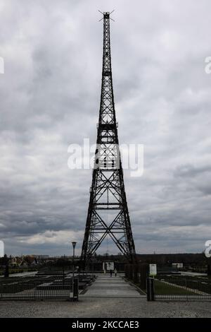 La plus haute structure en bois d'Europe, une ancienne tour de radio à Gliwice, en Pologne, sur 4 avril 2021. La station de radio était un lieu de l'incident de Gleiwitz sur 31 août 1939. Les Allemands qui se sont présentés comme des séparatistes silésiens ont pris d'assaut la station de radio et ont diffusé une déclaration en polonais pour obtenir le soutien de l'opinion publique. (Photo de Jakub Porzycki/NurPhoto) Banque D'Images