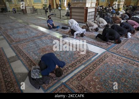 Un garçon iranien prie tout en gardant la distance sociale avec les autres fidèles lors d'une cérémonie de prière de masse dans une mosquée du sanctuaire Saint Jamkaran près de la ville sainte de Qom 145km (90 miles) au sud de Téhéran, dans le cadre de l'épidémie de COVID-19 en Iran, 4 avril 2021. Le nombre de décès dus à la COVID-19 qui avait atteint zéro dans la ville de Qom, a encore augmenté sur 4 avril. (Photo de Morteza Nikoubazl/NurPhoto) Banque D'Images