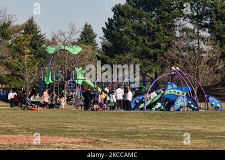 Une foule de parents et d'enfants (ne portant pas de masque facial) à un terrain de jeu pendant la pandémie du nouveau coronavirus (COVID-19) à Toronto, Ontario, Canada, on 04 avril 2021. L'Ontario a signalé 3 065 nouveaux cas de COVID-19 et huit autres décès aujourd'hui, ainsi qu'un nombre record de patients luttant contre la maladie dans les unités de soins intensifs des hôpitaux de la province. (Photo de Creative Touch Imaging Ltd./NurPhoto) Banque D'Images