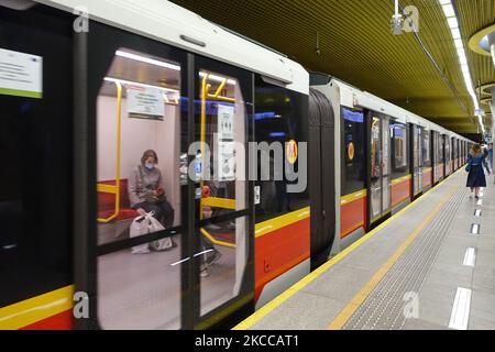 Des personnes à l'intérieur du métro portant des masques médicaux en raison de la pandémie Covid-19 à la station Swietokrzyska sont vues à Varsovie, en Pologne, le 31 mars 2021 (photo de Michal Fludra/NurPhoto) Banque D'Images