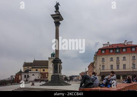 La colonne de Sigismund (Kolumna Zygmunta), initialement érigée en 1644, située sur la place du Château, est vue à Varsovie, en Pologne, le 1 avril 2021 (photo de Michal Fludra/NurPhoto) Banque D'Images