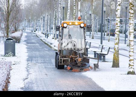 Les véhicules d'entretien nettoiement de la neige sur les routes. Les pays-Bas réveillent la neige couverte après une forte chute de neige le matin, un événement de bizzar pour avril. Le deuxième jour de basses températures et de neige aux pays-Bas après le lundi de Pâques blanc avec une baisse significative de la température, atteignant le point de congélation selon l'agence météorologique néerlandaise KNMI faisant du lundi de Pâques l'un des jours les plus froids jamais avec des températures basses enregistrées. En plus de la neige, de la grêle et du vent froid de glace à grande vitesse s'est produit. Le KNMI a émis un avertissement météo jaune pour lundi soir, disant qu'il y avait Banque D'Images