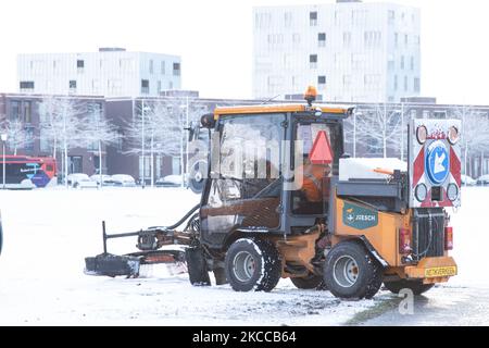 Les véhicules d'entretien nettoiement de la neige sur les routes. Les pays-Bas réveillent la neige couverte après une forte chute de neige le matin, un événement de bizzar pour avril. Le deuxième jour de basses températures et de neige aux pays-Bas après le lundi de Pâques blanc avec une baisse significative de la température, atteignant le point de congélation selon l'agence météorologique néerlandaise KNMI faisant du lundi de Pâques l'un des jours les plus froids jamais avec des températures basses enregistrées. En plus de la neige, de la grêle et du vent froid de glace à grande vitesse s'est produit. Le KNMI a émis un avertissement météo jaune pour lundi soir, disant qu'il y avait Banque D'Images