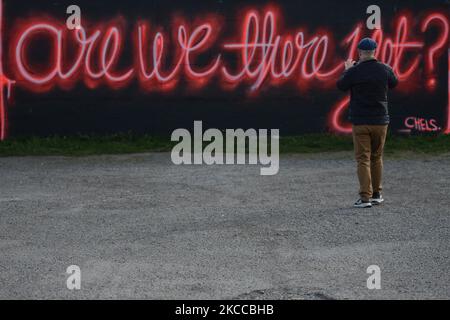 Un homme prend une photo d'une fresque de Chels, l'artiste basé à Dublin Chelsea Jacobs, au cours du niveau 5 COVID-19 LockDown. Le mardi 6 avril 2021, à Dublin, Irlande. (Photo par Artur Widak/NurPhoto) Banque D'Images