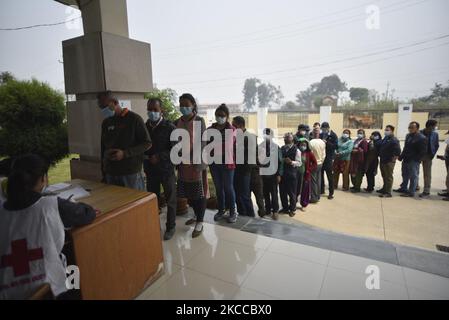 Les népalais se préparent à recevoir la première dose du vaccin Covid-19 « Vero Cell » fabriqué en Chine à l'hôpital d'enseignement d'Ayurveda, Kirtipur, Katmandou, Népal mercredi, 7 avril, 2021. (Photo de Narayan Maharajan/NurPhoto) Banque D'Images